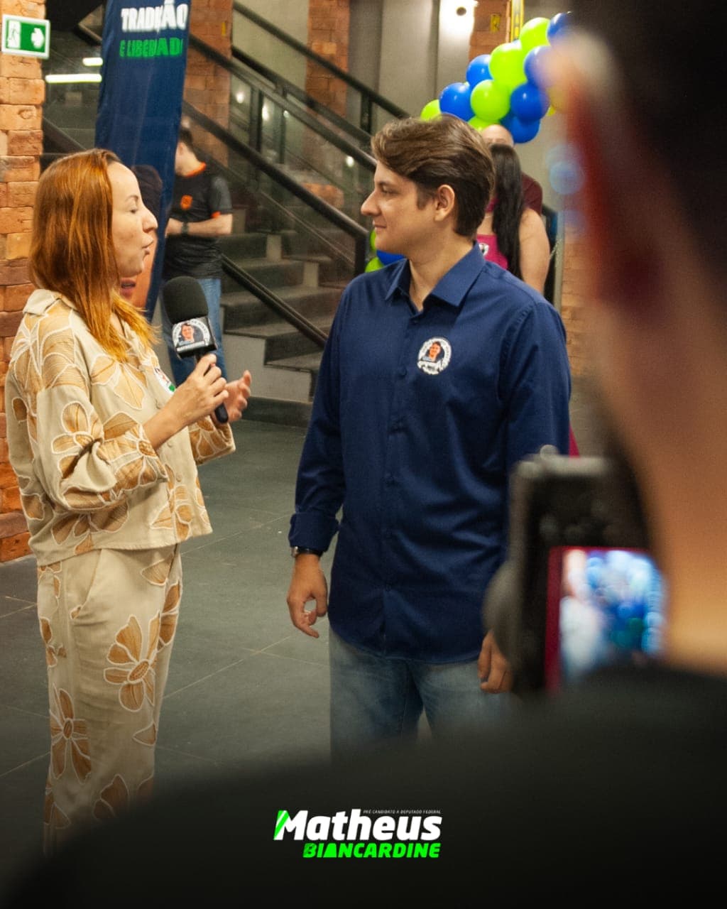 Matheus sendo entrevistado durante um encontro