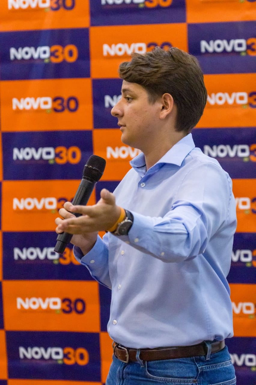 Matheus Biancardine discursando em evento do Partido NOVO