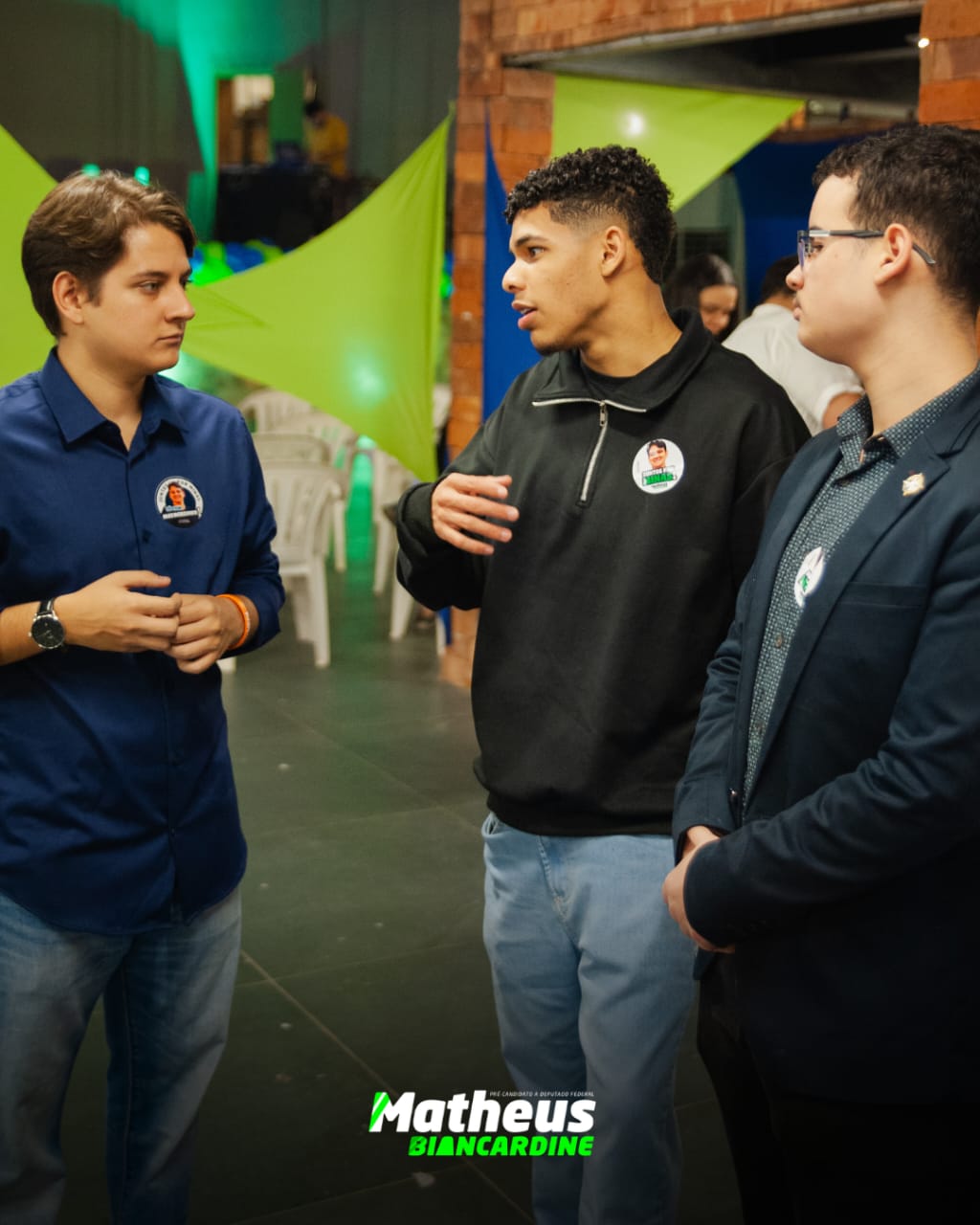 Matheus Biancardine conversando com jovens durante o evento