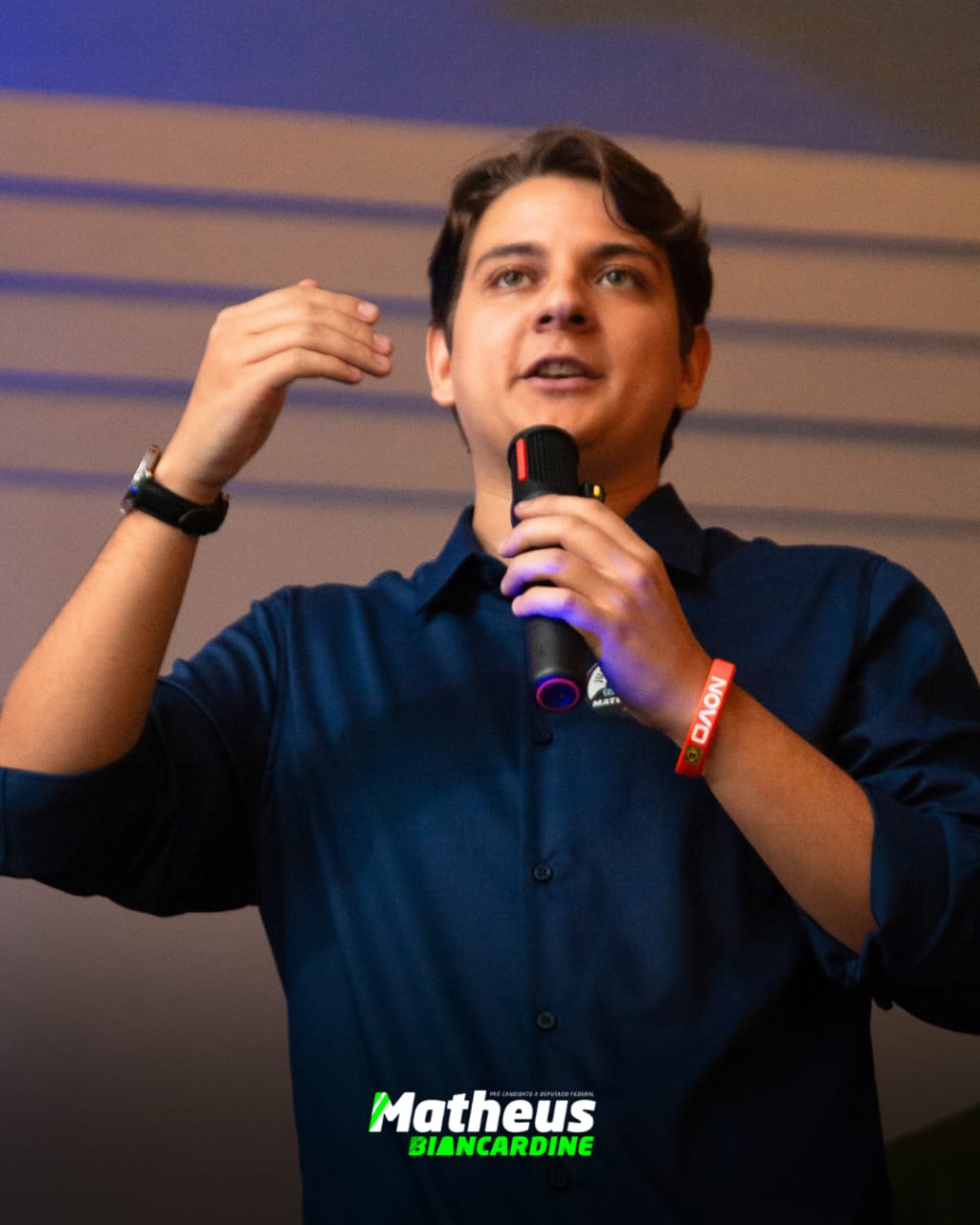 Matheus Biancardine discursando ao microfone